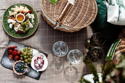 Новая набережная, старинный мост у залива и арт-деревня: три идеи для пикника на выходных.. Фото анонса статьи